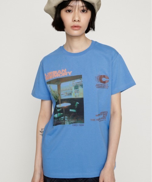SLY（スライ）の「PHOTO LOGO T/SH フォトロゴTシャツ 夏服 秋服（Tシャツ/カットソー・レディース・ホワイト/ライトブルー/ブラウン/ネイビー・FREE）」の4枚目の写真