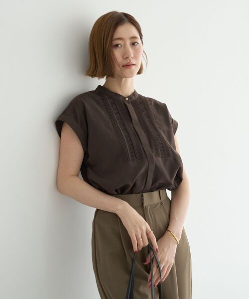 YECCA VECCA(イェッカヴェッカ)の「スモッキングピンタックシャツ(シャツ/ブラウス・レディース・ブルー/オフホワイト/ブラウン・FREE)」の2枚目の写真