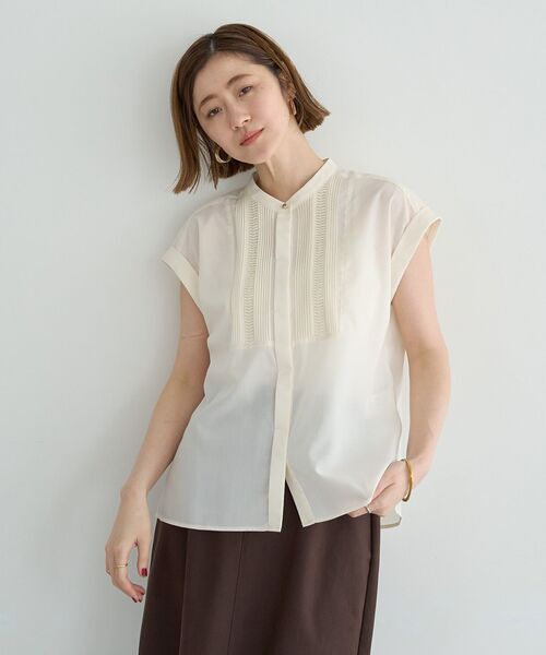 YECCA VECCA(イェッカヴェッカ)の「スモッキングピンタックシャツ(シャツ/ブラウス・レディース・ブルー/オフホワイト/ブラウン・FREE)」の1枚目の写真