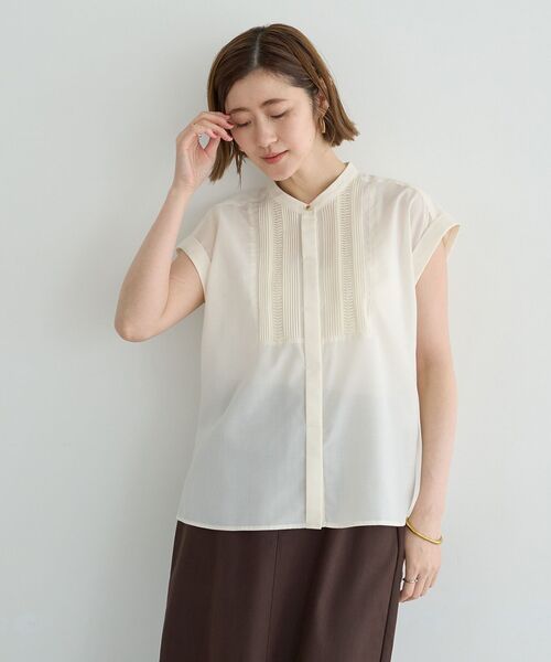 YECCA VECCA(イェッカヴェッカ)の「スモッキングピンタックシャツ(シャツ/ブラウス・レディース・ブルー/オフホワイト/ブラウン・FREE)」の4枚目の写真