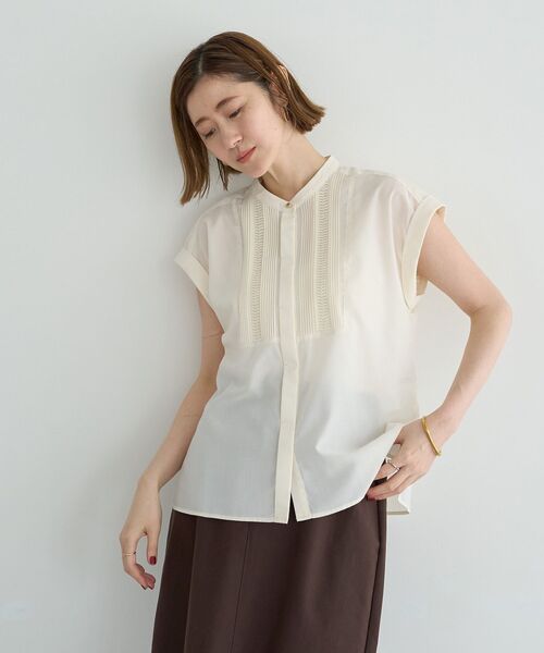 YECCA VECCA(イェッカヴェッカ)の「スモッキングピンタックシャツ(シャツ/ブラウス・レディース・ブルー/オフホワイト/ブラウン・FREE)」の5枚目の写真