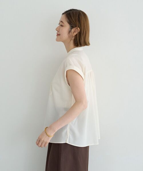 YECCA VECCA(イェッカヴェッカ)の「スモッキングピンタックシャツ(シャツ/ブラウス・レディース・ブルー/オフホワイト/ブラウン・FREE)」の6枚目の写真