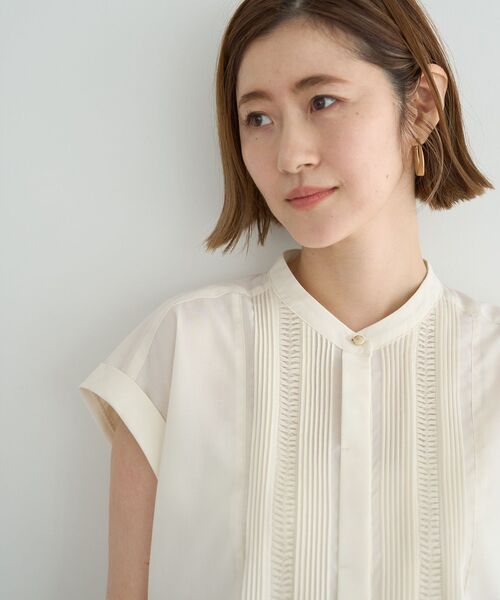 YECCA VECCA(イェッカヴェッカ)の「スモッキングピンタックシャツ(シャツ/ブラウス・レディース・ブルー/オフホワイト/ブラウン・FREE)」の8枚目の写真