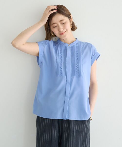 YECCA VECCA(イェッカヴェッカ)の「スモッキングピンタックシャツ(シャツ/ブラウス・レディース・ブルー/オフホワイト/ブラウン・FREE)」の3枚目の写真
