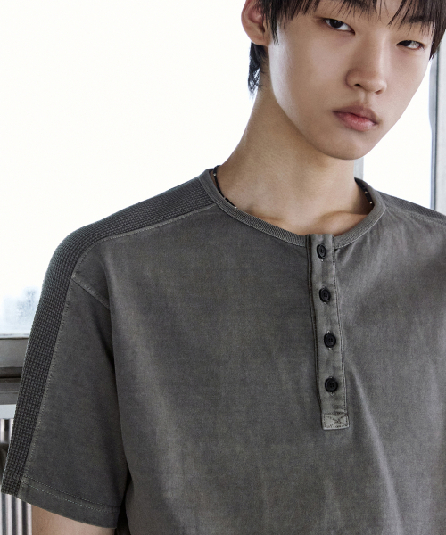 P.IN.O(ピインオ)の「ピグメントワッフルレイヤードショートスリーブ - グレー(Tシャツ/カットソー・メンズ・その他・MEDIUM/LARGE/SMALL)」の2枚目の写真