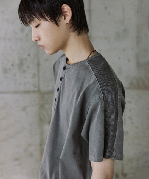 P.IN.O(ピインオ)の「ピグメントワッフルレイヤードショートスリーブ - グレー(Tシャツ/カットソー・メンズ・その他・MEDIUM/LARGE/SMALL)」の3枚目の写真