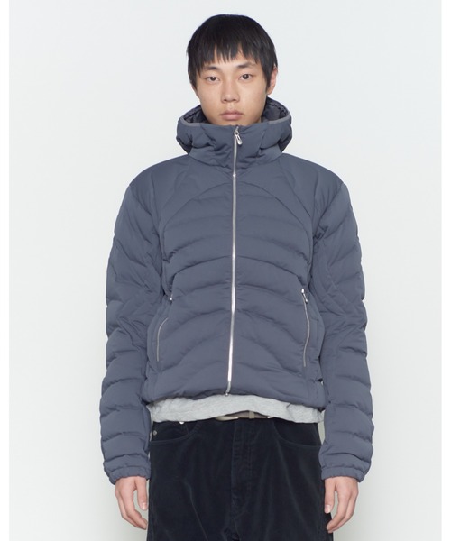 NVRFRGT（ネヴァーフォーゲット）の「PANELLED HOODED PUFFER JACKET（ダウンジャケット/コート・メンズ・ブラック/グレー・2/3）」の2枚目の写真
