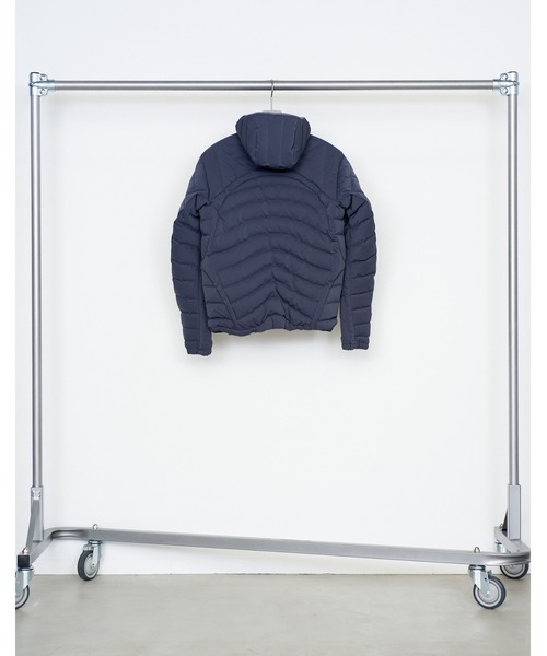 NVRFRGT（ネヴァーフォーゲット）の「PANELLED HOODED PUFFER JACKET（ダウンジャケット/コート・メンズ・ブラック/グレー・2/3）」の9枚目の写真