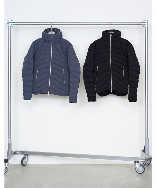 NVRFRGT（ネヴァーフォーゲット）の「PANELLED HOODED PUFFER JACKET（ダウンジャケット/コート・メンズ・ブラック/グレー・2/3）」の10枚目の写真