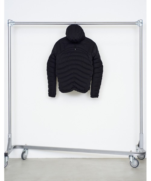 NVRFRGT（ネヴァーフォーゲット）の「PANELLED HOODED PUFFER JACKET（ダウンジャケット/コート・メンズ・ブラック/グレー・2/3）」の12枚目の写真