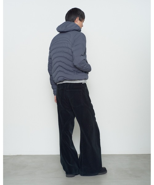 NVRFRGT（ネヴァーフォーゲット）の「PANELLED HOODED PUFFER JACKET（ダウンジャケット/コート・メンズ・ブラック/グレー・2/3）」の4枚目の写真