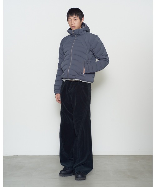 NVRFRGT（ネヴァーフォーゲット）の「PANELLED HOODED PUFFER JACKET（ダウンジャケット/コート・メンズ・ブラック/グレー・2/3）」の3枚目の写真