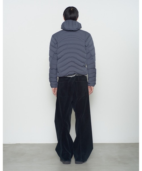 NVRFRGT（ネヴァーフォーゲット）の「PANELLED HOODED PUFFER JACKET（ダウンジャケット/コート・メンズ・ブラック/グレー・2/3）」の5枚目の写真
