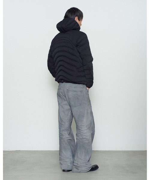 NVRFRGT（ネヴァーフォーゲット）の「PANELLED HOODED PUFFER JACKET（ダウンジャケット/コート・メンズ・ブラック/グレー・2/3）」の8枚目の写真