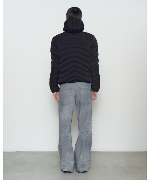 NVRFRGT（ネヴァーフォーゲット）の「PANELLED HOODED PUFFER JACKET（ダウンジャケット/コート・メンズ・ブラック/グレー・2/3）」の7枚目の写真