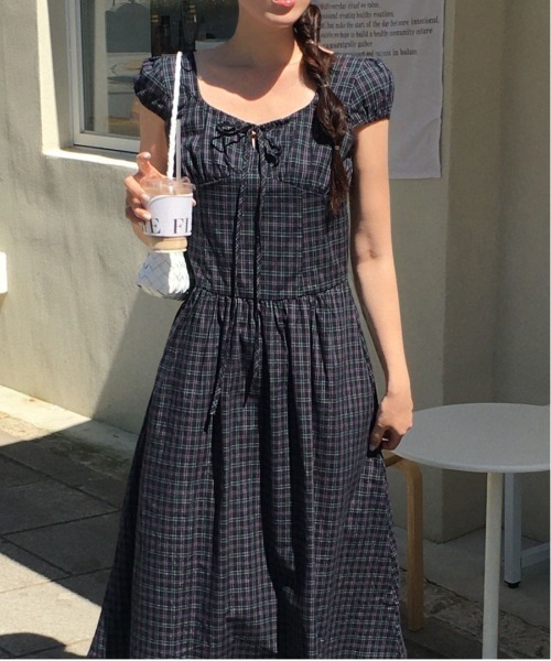 ＆soiree（アンドソワレ）の「バックリボンチェック柄スクエアネックワンピース（ワンピース・レディース・ブラック・FREE）」の2枚目の写真