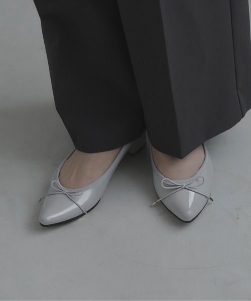 RUIRUE BOUTIQUE(ルイルエブティック)の「【選べる2素材】ポインテッド リボン パンプス | ポインテッドトゥパンプス・オケージョンパンプス・靴・結婚式パンプス・フォーマルパンプス・パーティーシューズ・ぺたんこパンプス(パンプス・レディース・ブラック/ブラック系1/ライトグレー系1・22.5cm/24cm/23.5cm/23cm/24.5cm)」の3枚目の写真