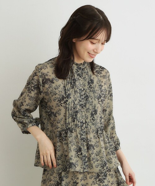 LAURA ASHLEY(ローラアシュレイ)の「【7分袖/羽織におすすめ!洗える/セットアップ可】トワル ディライト柄ブラウス(シャツ/ブラウス・レディース・ネイビー系/カーキ系・40/38)」の1枚目の写真