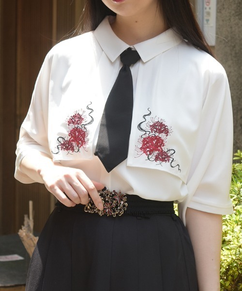 axes femme(アクシーズファム)の「彼岸花刺繍ネクタイBL(シャツ/ブラウス・レディース・ブルー/レッド/ホワイト・FREE)」の2枚目の写真