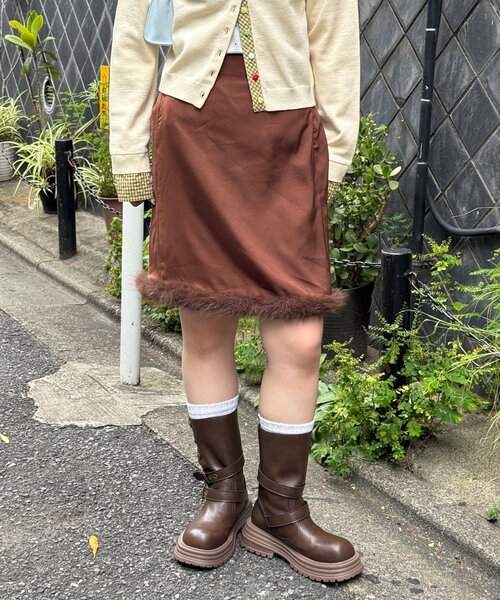 CIAOPANIC(チャオパニック)の「裾ファーサテンミドルスカート(スカート・レディース・イエロー/グレー/ブラウン・ONE SIZE)」の2枚目の写真