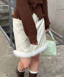 裾ファーサテンミドルスカート