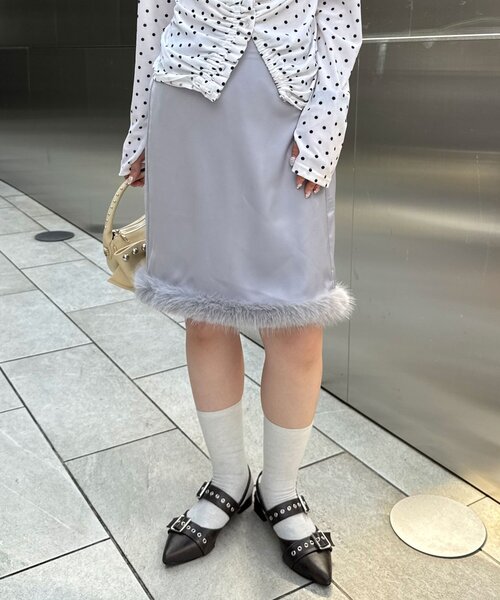 CIAOPANIC(チャオパニック)の「裾ファーサテンミドルスカート(スカート・レディース・イエロー/グレー/ブラウン・ONE SIZE)」の5枚目の写真