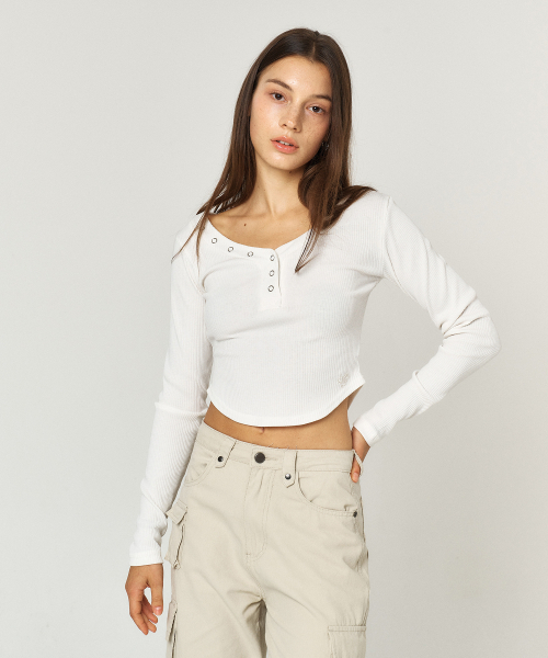 QUAFE(クアフェ)の「HENLEY NECK BUTTON SLIM T-SHIRT_2color(Tシャツ/カットソー・レディース・アイボリー・FREE)」の3枚目の写真