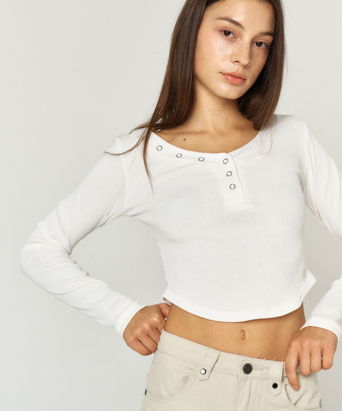 QUAFE(クアフェ)の「HENLEY NECK BUTTON SLIM T-SHIRT_2color(Tシャツ/カットソー・レディース・アイボリー・FREE)」の6枚目の写真