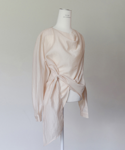 Yuje(ユジェ)の「COWL NECK BLOUSE 001 (3color)(シャツ/ブラウス・レディース・ホワイト/ブラック/ピンクベージュ・FREE)」の4枚目の写真