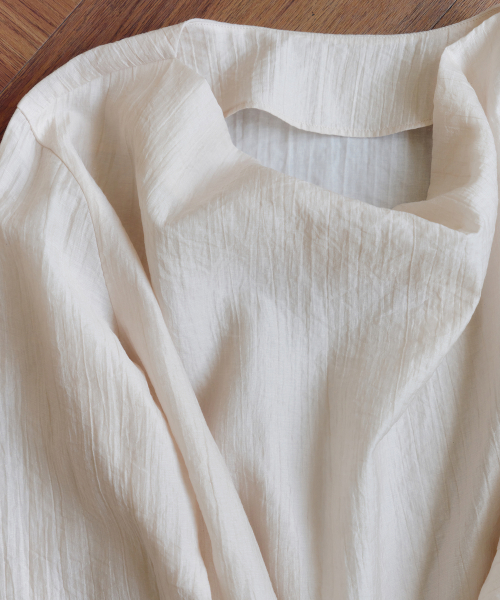 Yuje(ユジェ)の「COWL NECK BLOUSE 001 (3color)(シャツ/ブラウス・レディース・ホワイト/ブラック/ピンクベージュ・FREE)」の5枚目の写真
