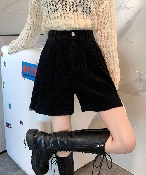 &soiree(アンドソワレ)の「タック入りコーデュロイハーフパンツ(その他パンツ・レディース・ブラック/ブラウン/オフホワイト・SMALL/MEDIUM/LARGE/X-LARGE)」の2枚目の写真