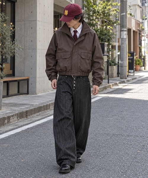 SPINNS(スピンズ)の「短丈合皮A-2ダブルジップスタンドカラージャケット/ユニセックス(スタジャン・メンズ・チャコール/ブラック/ブラウン・ONESIZE)」の22枚目の写真