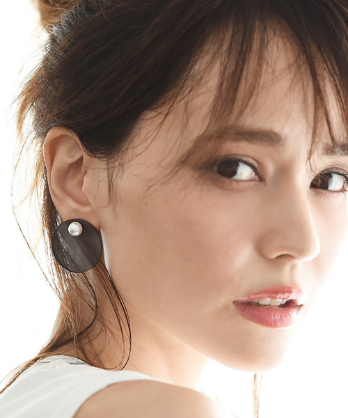 Luz Llena（ラズレナ）の「カラープレート・アクリルピアス（ピアス（両耳用）・レディース・ブラック/イエロー/クリア・ﾌﾘ-）」の2枚目の写真