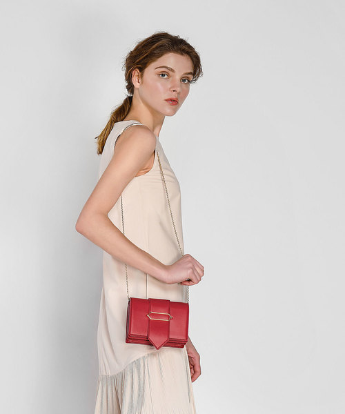 CHARLES & KEITH（チャールズ & キース）の「オーバーサイズドヘキサゴンディテールクラッチ / OVERSIZED HEXAGON DETAIL CLUTCH（クラッチバッグ・レディース・レッド/マルチ・S）」の3枚目の写真