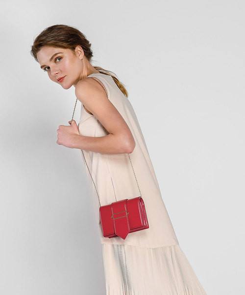 CHARLES & KEITH（チャールズ & キース）の「オーバーサイズドヘキサゴンディテールクラッチ / OVERSIZED HEXAGON DETAIL CLUTCH（クラッチバッグ・レディース・レッド/マルチ・S）」の7枚目の写真