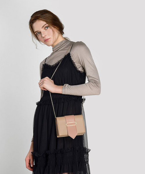 CHARLES & KEITH（チャールズ & キース）の「オーバーサイズドヘキサゴンディテールクラッチ / OVERSIZED HEXAGON DETAIL CLUTCH（クラッチバッグ・レディース・レッド/マルチ・S）」の8枚目の写真
