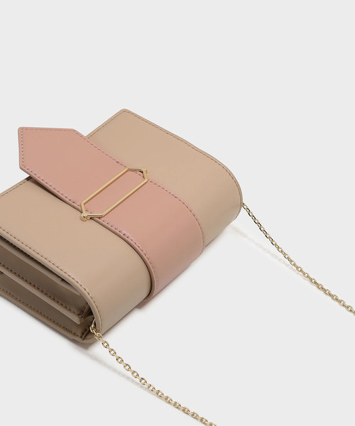 CHARLES & KEITH（チャールズ & キース）の「オーバーサイズドヘキサゴンディテールクラッチ / OVERSIZED HEXAGON DETAIL CLUTCH（クラッチバッグ・レディース・レッド/マルチ・S）」の9枚目の写真