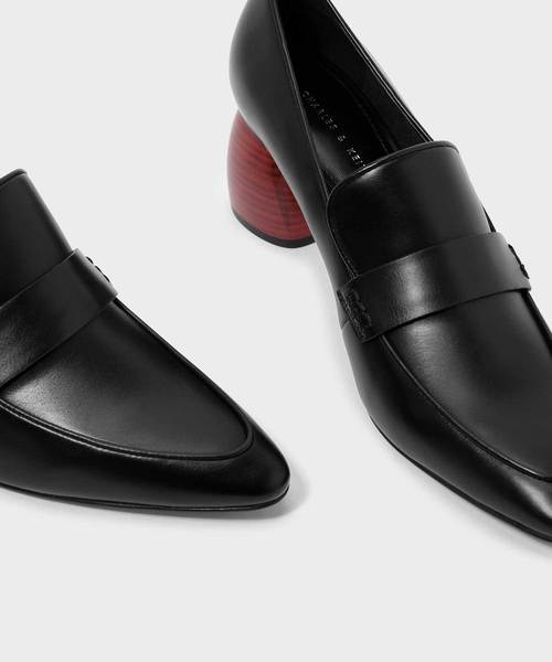 CHARLES & KEITH(チャールズ & キース)の「スカルプチャラルヒールロファー / SCULPTURAL HEELED LOAFERS(ローファー・レディース・ブラック/バーガンディー・22.5cm/23cm/23.5cm/24.5cm/25cm/25.5cm)」の5枚目の写真