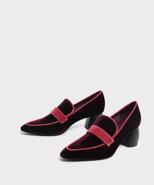 CHARLES & KEITH(チャールズ & キース)の「スカルプチャラルヒールロファー / SCULPTURAL HEELED LOAFERS(ローファー・レディース・ブラック/バーガンディー・22.5cm/23cm/23.5cm/24.5cm/25cm/25.5cm)」の6枚目の写真