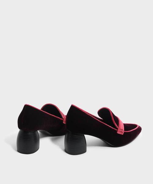 CHARLES & KEITH(チャールズ & キース)の「スカルプチャラルヒールロファー / SCULPTURAL HEELED LOAFERS(ローファー・レディース・ブラック/バーガンディー・22.5cm/23cm/23.5cm/24.5cm/25cm/25.5cm)」の7枚目の写真