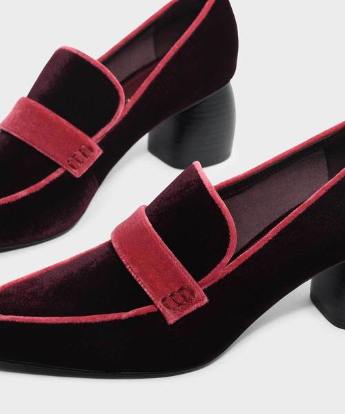 CHARLES & KEITH(チャールズ & キース)の「スカルプチャラルヒールロファー / SCULPTURAL HEELED LOAFERS(ローファー・レディース・ブラック/バーガンディー・22.5cm/23cm/23.5cm/24.5cm/25cm/25.5cm)」の8枚目の写真
