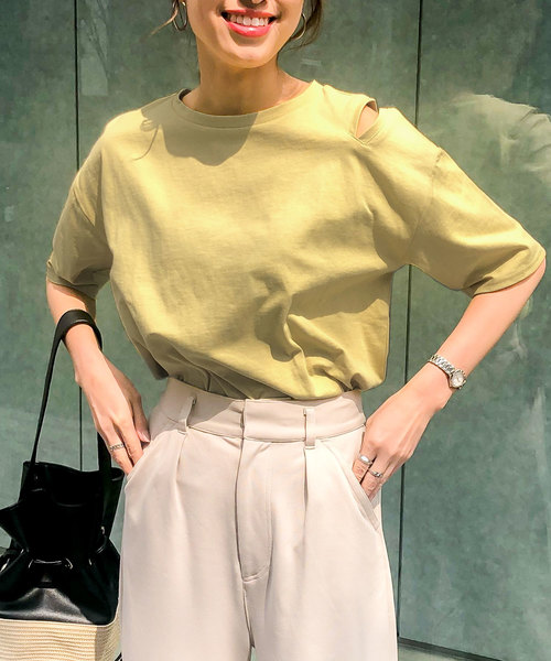 KOBE LETTUCE（コウベレタス）の「アシンメトリー肩スリット5分袖Tシャツ（Tシャツ/カットソー・レディース・ブラック/オフホワイト/イエロー/ベージュ系その他・FREE）」の4枚目の写真