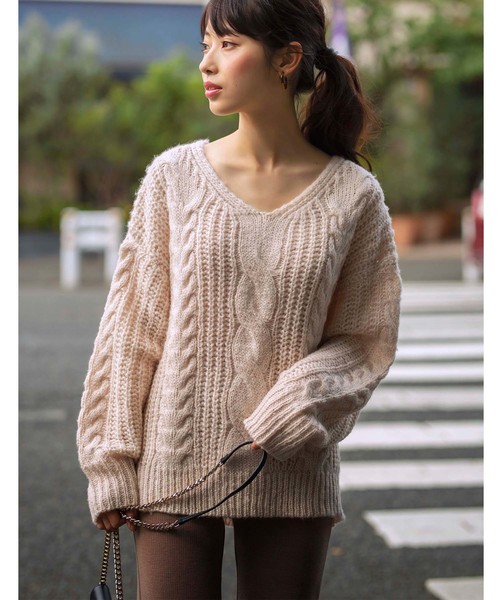 GeeRA(ジーラ)の「ケーブルVネックチュニック(ニット/セーター・レディース・モカ/ラベンダー/アイボリー・MEDIUM/LARGE/X-LARGE)」の1枚目の写真