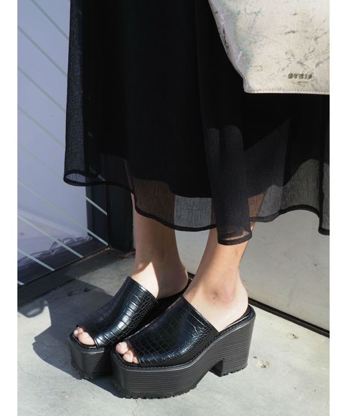 EVRIS（エヴリス）の「クロコスクエアトゥサボ（サンダル・レディース・ホワイト/ブラック・SMALL/MEDIUM/LARGE）」の3枚目の写真