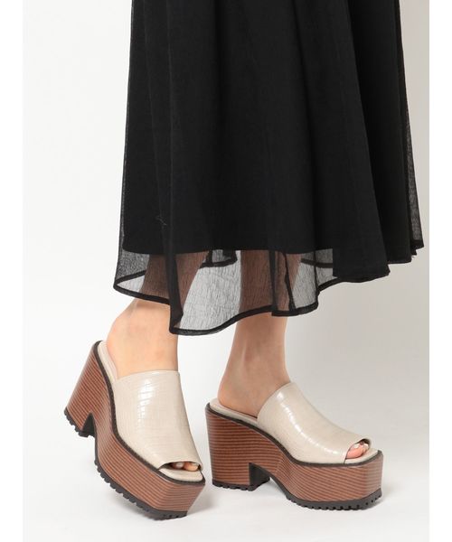 EVRIS（エヴリス）の「クロコスクエアトゥサボ（サンダル・レディース・ホワイト/ブラック・SMALL/MEDIUM/LARGE）」の4枚目の写真