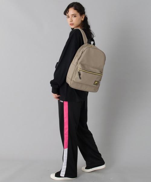FILA（フィラ）の「【FILA/フィラ】ゴールドファスナー ワンポイント刺繍 A4収納 ナイロン バッグパック 16L（バックパック/リュック・レディース・ライトベージュ/ブラック/ネイビー・FREE）」の5枚目の写真