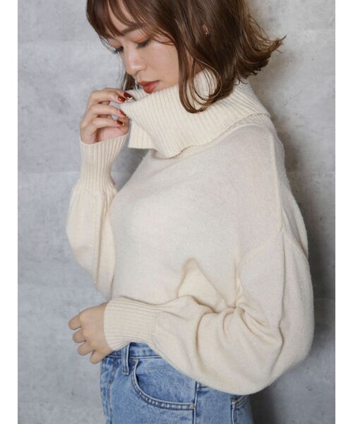 dazzlin（ダズリン）の「ラメオフタートルニットトップス（ニット/セーター・レディース・オフホワイト/グリーン/ブラウン/ベージュ・FREE）」の2枚目の写真