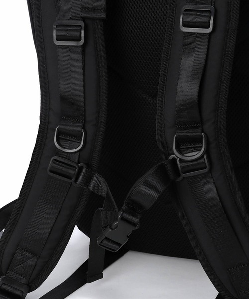 INDISPENSABLE (インディスペンサブル)の「INDISPENSABLE DAYPACK SWING ECONYL(バックパック/リュック・メンズ・ブラック・FREE)」の5枚目の写真