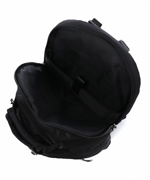 INDISPENSABLE (インディスペンサブル)の「INDISPENSABLE DAYPACK SWING ECONYL(バックパック/リュック・メンズ・ブラック・FREE)」の2枚目の写真