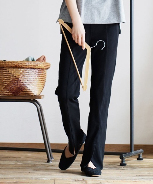 zootie（ズーティー）の「人をダメにするきちんとパンツ［スリットパンツ］（その他パンツ・レディース・ワンウォッシュ/グレイッシュベージュ/インディゴブルー/ブラック・L/M/LL/S）」の2枚目の写真